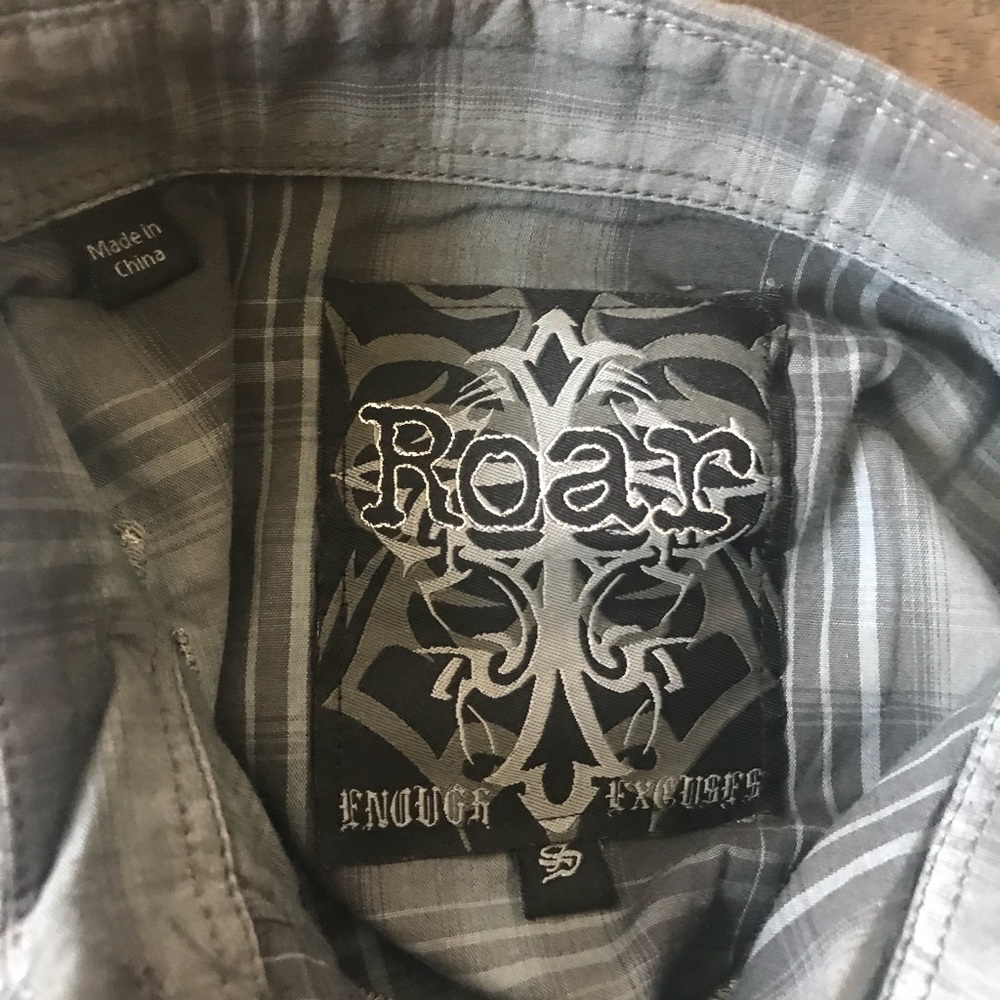 Roar Long Sleeve Button Down Small - image 3